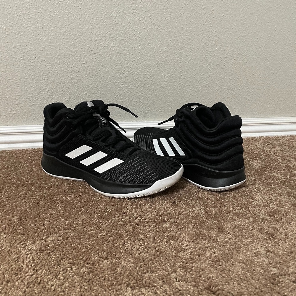 Men’s Adidas Basketball like new CCP shoes Size 9